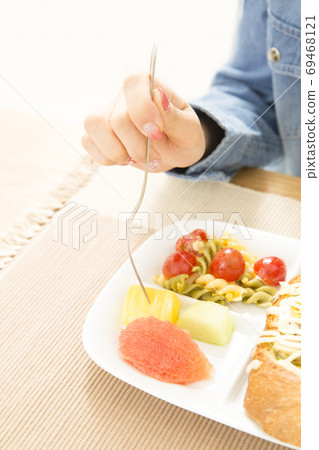 Hand of a woman to eat 69468121