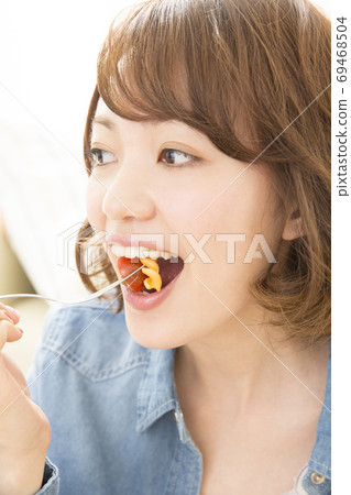 Women who eat Women who eat 69468504