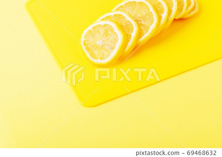 Lemon slices on a yellow Board close up Lemon slices on a yellow Board close up 69468632