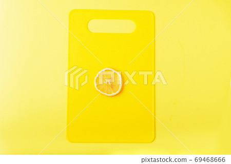 Lemon slices on a yellow Board close up Lemon slices on a yellow Board close up 69468666