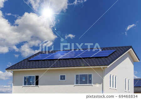 生態房屋，太陽能電池板和藍天_背光版本 69468834