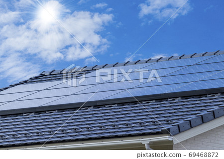 生態房屋,太陽能電池板和藍天_背光版本 生態房屋,太陽能電池板和藍天_背光版本 69468872