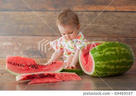 Little baby chef in apron. Little baby chef in apron. 69469587