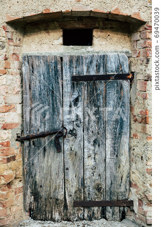 Old wooden door 69470039