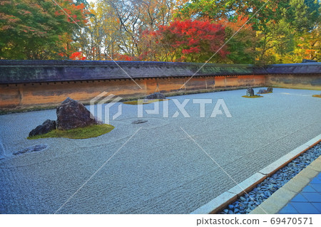 [Kyoto Prefecture] Ryoanji Temple Autumn Leaves Stone Garden 69470571