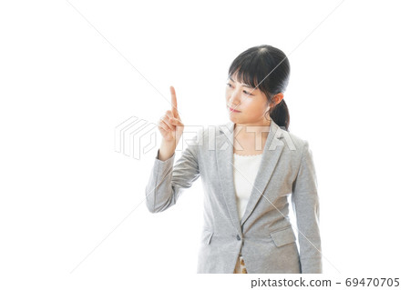 生氣的女商人 69470705