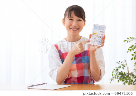 保存家用帳本的女人 照片素材 照片素材 保存家用帳本的女人 照片素材 照片素材 69471106