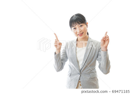 指向推薦的微笑的女商人 指向推薦的微笑的女商人 69471185