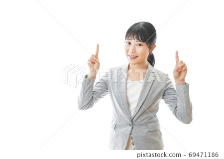 指向推薦的微笑的女商人 指向推薦的微笑的女商人 69471186