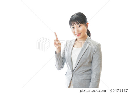 指向推薦的微笑的女商人 指向推薦的微笑的女商人 69471187