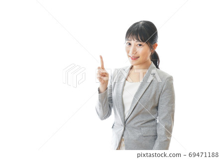 指向推薦的微笑的女商人 69471188