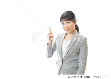 指向推薦的微笑的女商人 指向推薦的微笑的女商人 69471189