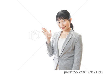 指向推薦的微笑的女商人 指向推薦的微笑的女商人 69471190
