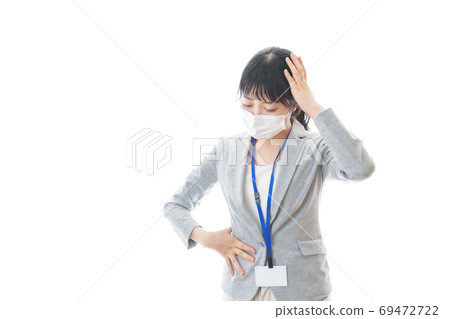 遭受腹痛的年輕商人 遭受腹痛的年輕商人 69472722