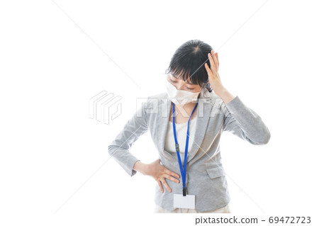 遭受腹痛的年輕商人 遭受腹痛的年輕商人 69472723