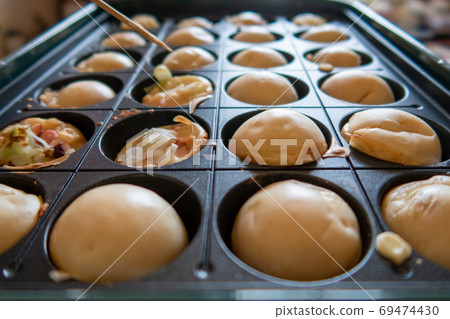 Making takoyaki at home using a roasting machine (almost completed) 69474430