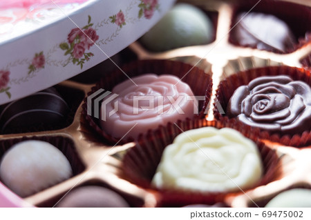 Pink Box of Chocolate with Assorted Chocolates, macro Pink Box of Chocolate with Assorted Chocolates, macro 69475002