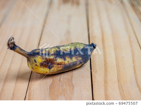 Rootten banana on wooden blurred Rootten banana on wooden blurred 69475507