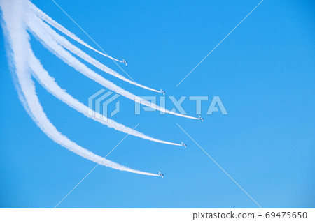 A scene where the smoke of Blue Impulse shines in the bright blue sky ... Sakaiminato City, Tottori Prefecture (sunny) A scene where the smoke of Blue Impulse shines in the bright blue sky ... Sakaiminato City, Tottori Prefecture (sunny) 69475650