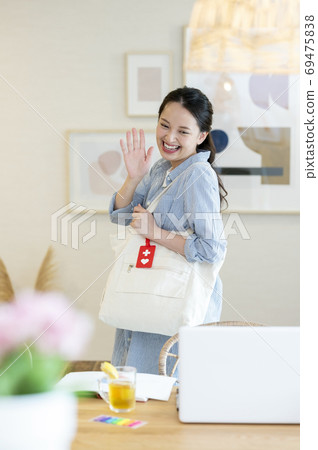 Young woman (telework) casual office with a help mark on her bag 69475838