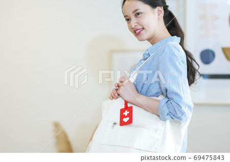 Young woman (telework) casual office with a help mark on her bag 69475843