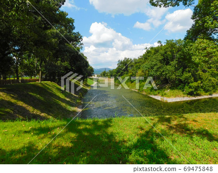 The front part of the burial mound of Imashirozuka Kofun and the inner moat (taken in August in Takatsuki City, Osaka Prefecture) The front part of the burial mound of Imashirozuka Kofun and the inner moat (taken in August in Takatsuki City, Osaka Prefecture) 69475848