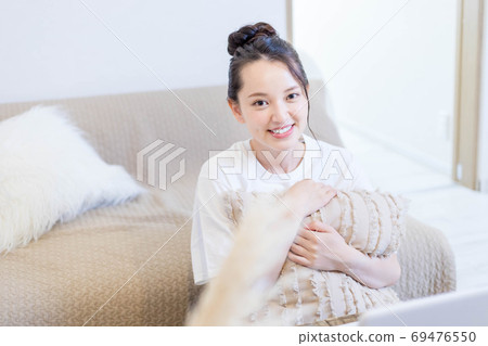 年輕女子在房間裡放鬆 69476550