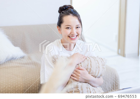 年輕女子在房間裡放鬆 年輕女子在房間裡放鬆 69476553