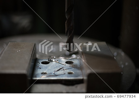 Drilling with a drilling machine 69477934