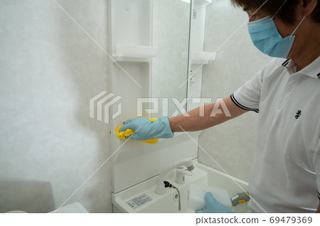 Toilet cleaning 69479369