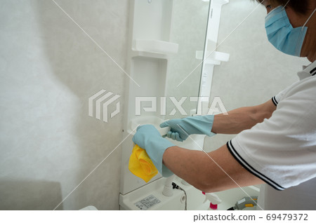 Toilet cleaning 69479372