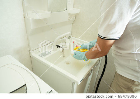 Toilet cleaning 69479390