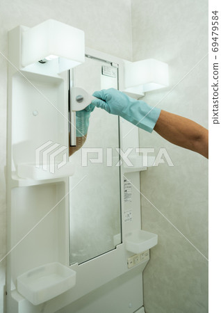 Toilet mirror cleaning 69479584