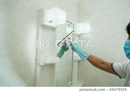 Toilet mirror cleaning 69479585