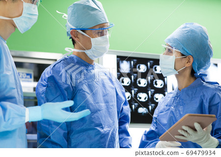 醫務人員進行手術 醫務人員進行手術 69479934