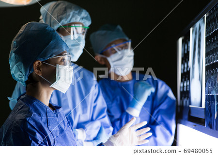 Medical staff performing surgery 69480055