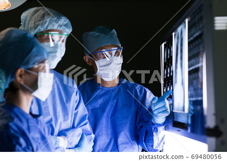 Medical staff performing surgery 69480056