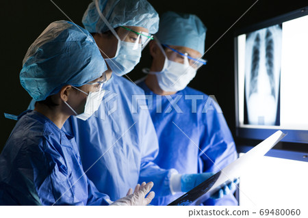 醫務人員進行手術 69480060