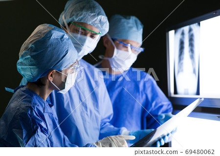 Medical staff performing surgery 69480062