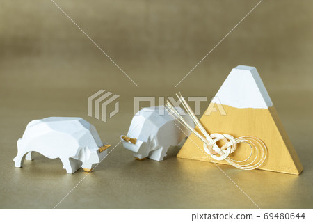 2021年新的一年,幸運白牛和金富士與財富上升 2021年新的一年,幸運白牛和金富士與財富上升 69480644