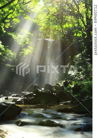 Kameda不動的瀑佈在夏天 69480712