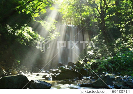 Kameda不動的瀑佈在夏天 69480714