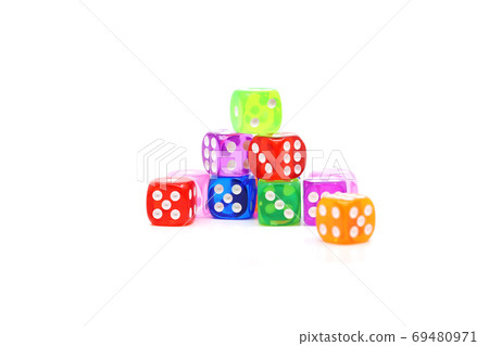 在白色背景上的不同彩色的骰子 69480971
