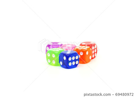 在白色背景上的不同彩色的骰子 69480972