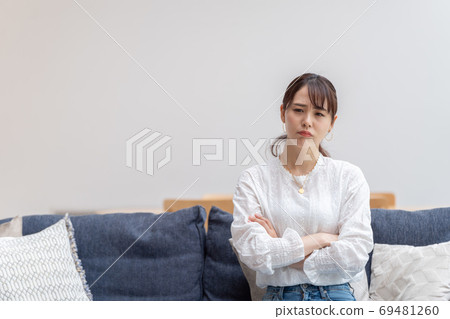 一個在客廳裡滿臉麻煩的女人 69481260