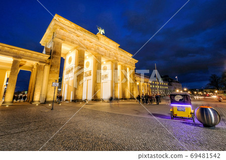 Night view of Berlin Brandenburg tor Gate, Berlin, Germany Night view of Berlin Brandenburg tor Gate, Berlin, Germany 69481542