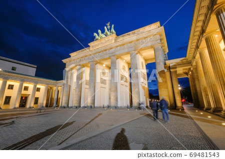Night view of Berlin Brandenburg tor Gate, Berlin, Germany 69481543