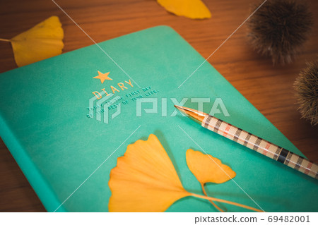 Ginkgo and notebook diary autumn image Ginkgo and notebook diary autumn image 69482001