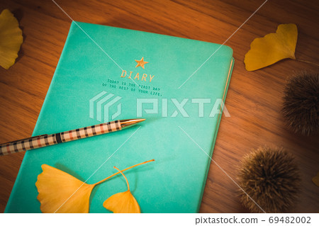 Ginkgo and notebook diary autumn image Ginkgo and notebook diary autumn image 69482002