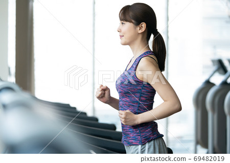 婦女在體育館和跑步機上跑步 婦女在體育館和跑步機上跑步 69482019